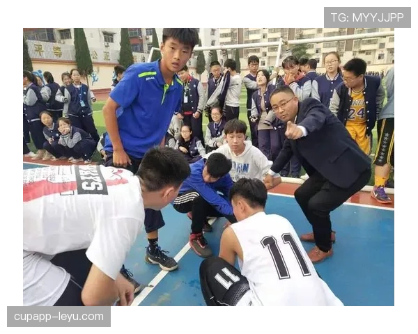 罗马尼亚球迷身着黄蓝战袍点燃赛场，热情助威引全场瞩目