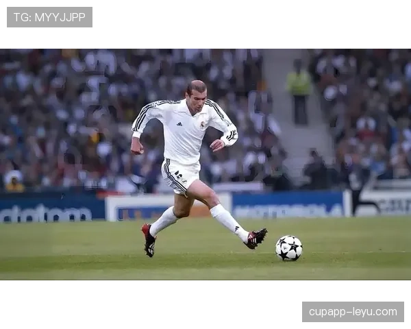 齐达内诠释中场组织艺术：足球哲学与战术智慧的完美融合