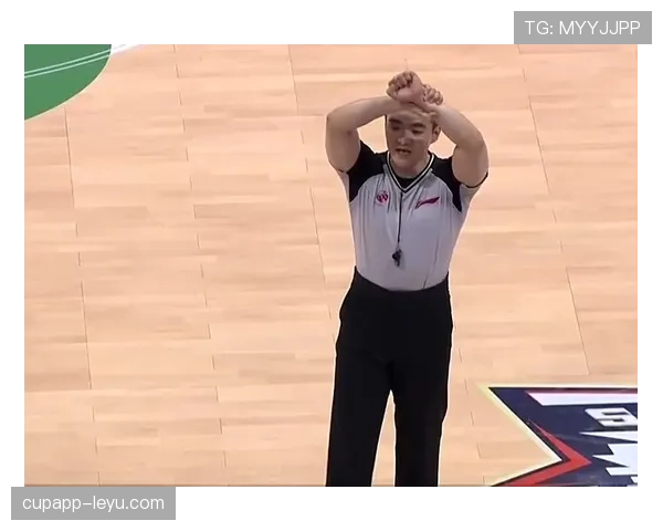 高抬腿犯规判罚标准解析：何时犯规为何未吹哨成争议？