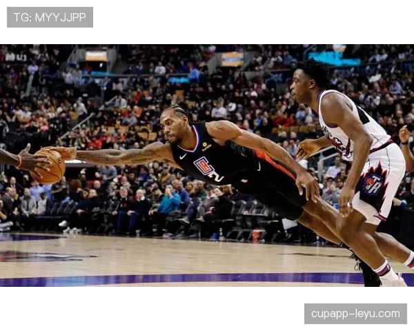 伦纳德关键时刻单打回暖，对比乔治更稳定