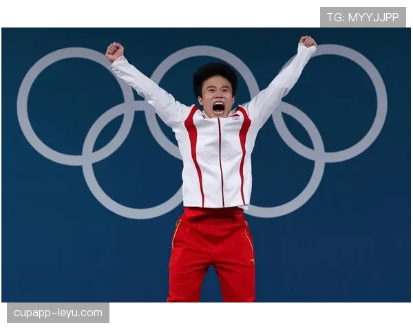 侯志慧赛前啃鸡腿，领奖台指甲油还没干