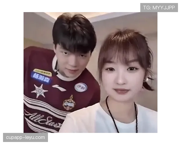 杨瀚森这休息日一个人逛奢侈品店，钱包都要抗议了吧！